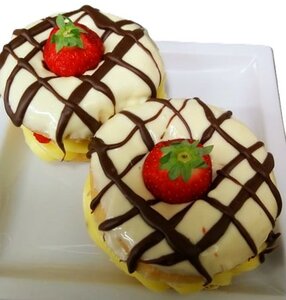 Donuts gevuld met pudding en aardbeien