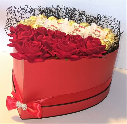 Harten taart met rozen, Ferrero Rocher en Raffaello