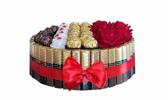 Luxe snoep cirkel Merci chocolade mix met zwarte rozen - 24cm