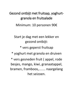 Gezond ontbijt met fruitsap, yoghurt-granola en fruitsalade