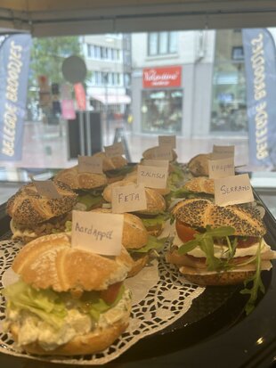 Pistolets/ sandwiches met luxe beleg en groentjes