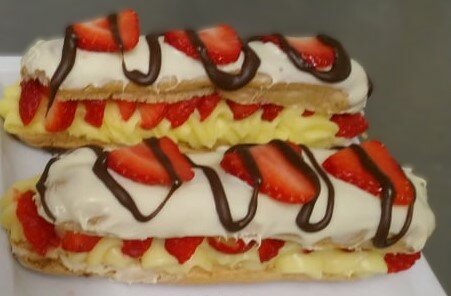 Eclairs gevuld met pudding en aardbeien