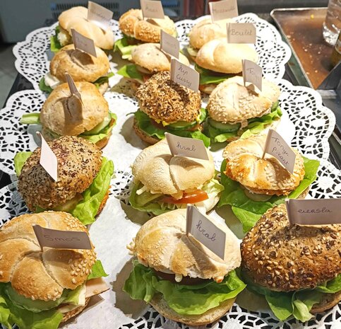 Luxe mix mini pistolets en/of mini sandwiches