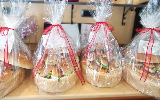 Verrassingsbrood Deluxe met 25 belegde mini sandwiches.